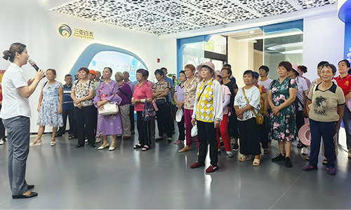 广积德三江店顾客参观三亚百泰